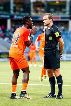 AFC Eskilstunas Mohamed Buya Turay reagerar mot domare