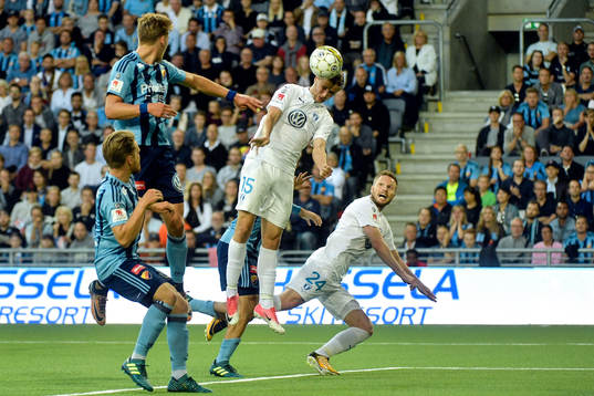 Malmö FFs Pawel Cibicki har en fin målchans