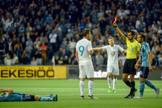 Malmö FFs Markus Rosenberg får rött kort av domare