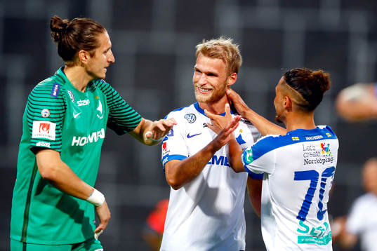 Norrköpings Sebastian Andersson jublar med lagkamrater