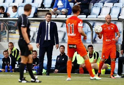 AFC Eskilstunas tränare Michael Jolley pratar med Andrew