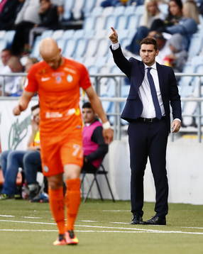 AFC Eskilstunas tränare Michael Jolley pratar med Zourab