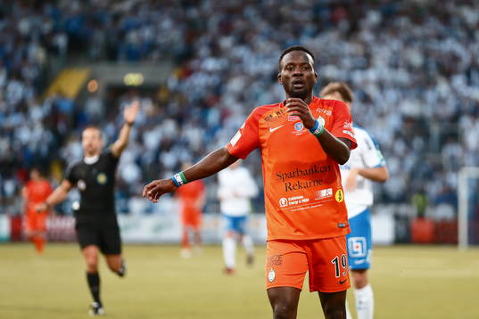 AFC Eskilstunas Mohamed Buya Turay med domaren bakom sig