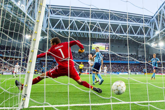 Djurgårdens målvakt Andreas Isaksson vid Malmö FFs