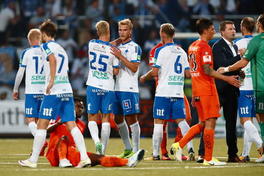 Norrköpings Sebastian Andersson blir omkramad av Filip