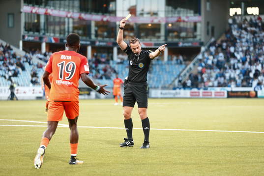 Domaren ger AFC Eskilstunas Mohamed Buya Turay gult kort
