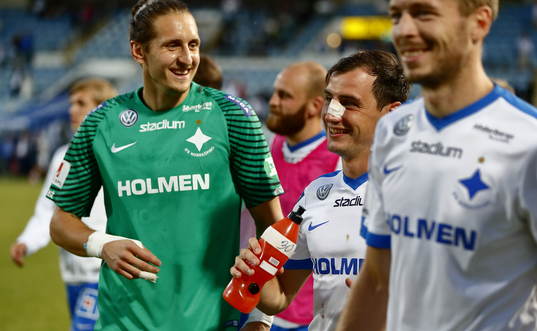Norrköpings målvakt David Mitov Nilsson skrattar åt