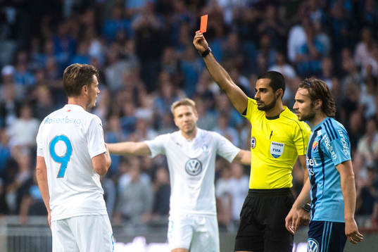 Malmö FFs Markus Rosenberg får rött kort av domare