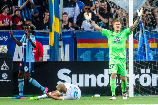 Malmö FFs målvakt Johan Dahlin reagerar