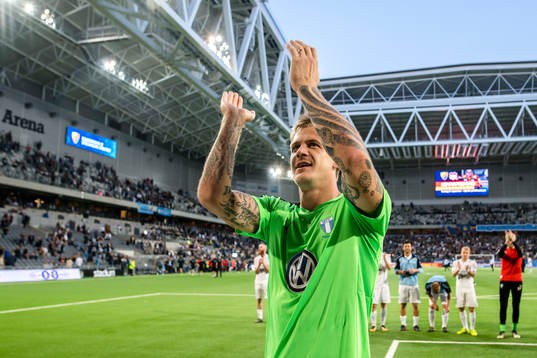 Malmö FFs målvakt Johan Dahlin jublar