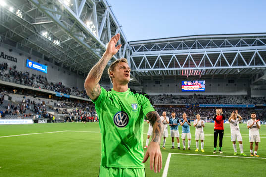 Malmö FFs målvakt Johan Dahlin jublar