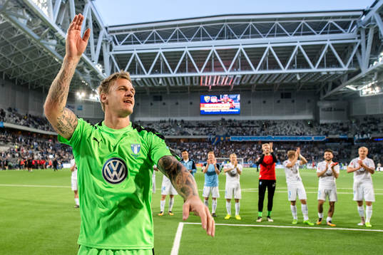 Malmö FFs målvakt Johan Dahlin jublar