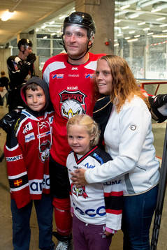 Frederik Storm fotograferas med supportrar