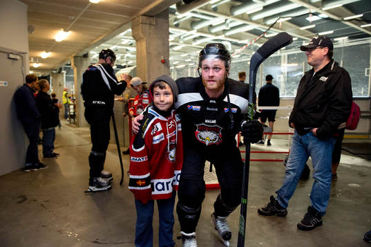 Anton Mylläri fotograferas med besökare