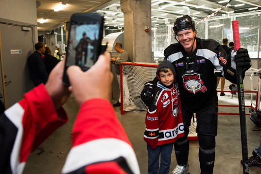 Lars Bryggman fotograferas med supportrar