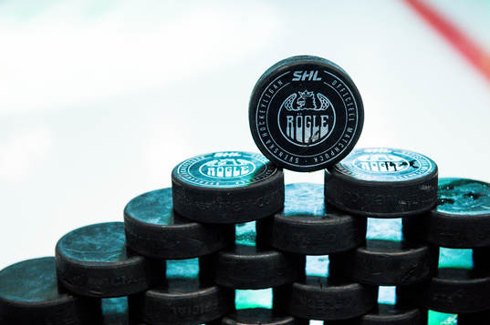 Puckar med Rögles logotype