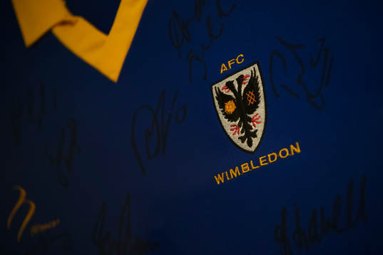 Logotyp på en tröja för fotbollsklubben AFC Wimbledon