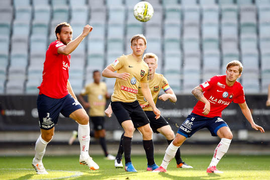 Brommapojkarnas Jacob Ortmark mellan Örgrytes Johan