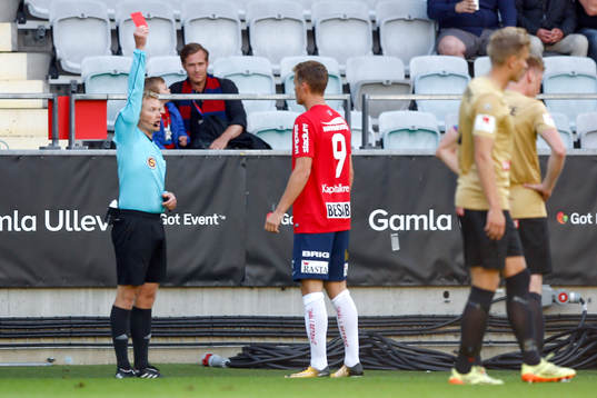 Örgrytes Albin Skoglund får rött kort av domare Fredrik