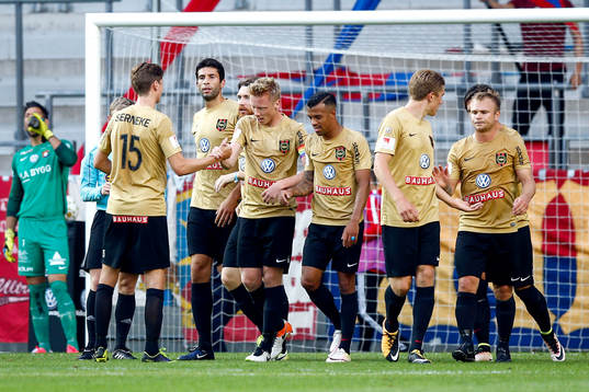 Brommapojkarnas Gustav Sandberg Magnusson jublar med