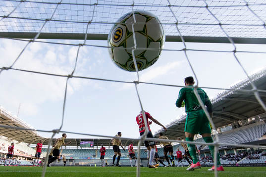 Brommapojkarnas Gustav Sandberg Magnusson nickar in 0-1