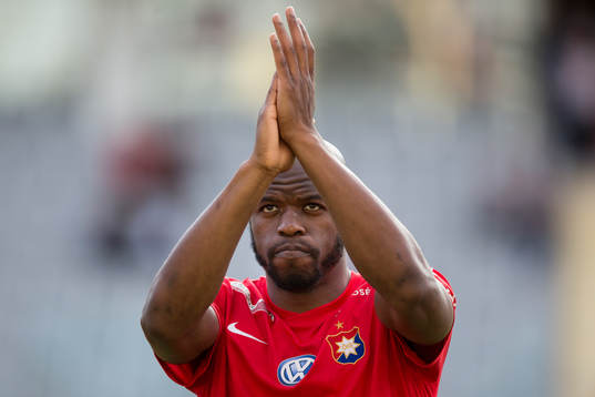 Örgrytes Hakeem Araba på line up innan fotbollsmatchen i