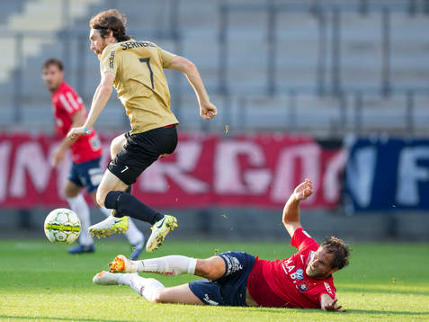 Örgrytes Johan Elmander glidtacklar Brommapojkarnas Markus