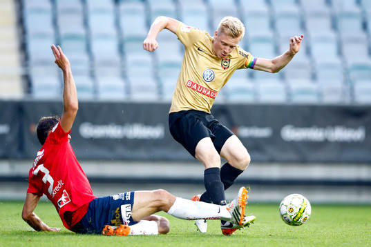 Örgrytes Johan Elmander glidtacklar Brommapojkarnas Gustav