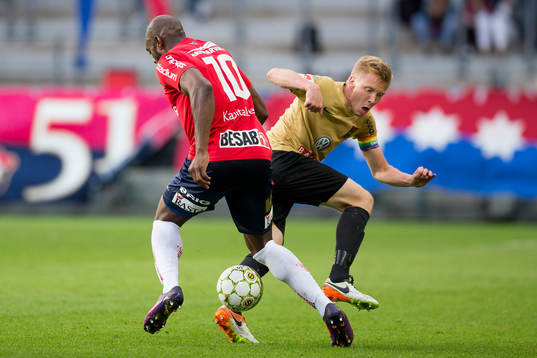 Brommapojkarnas Gustav Sandberg Magnusson i kamp om bollen