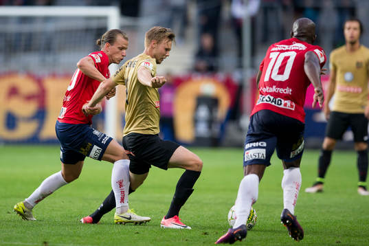 Örgrytes Sebastian Carlsén mot Brommapojkarnas Tim
