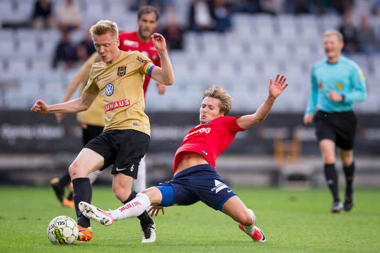 Örgrytes Andreas Östling tacklar Brommapojkarnas Gustav