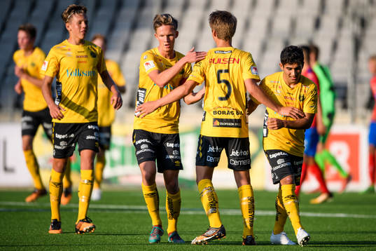 Elfsborgs Oliver Zandén (rygg mot kameran) klappas om