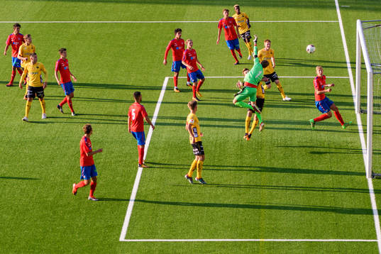 Helsingborgs målvakt Johan Bengtsson släpper in bollen