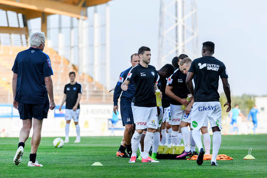 Falkenbergs spelare värmer upp före fotbollsmatchen i