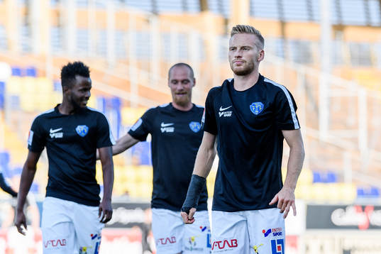 Falkenbergs Tobias Englund före fotbollsmatchen i
