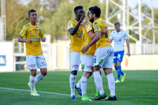 Falkenbergs Christoffer Carlsson jublar med lagkamrater