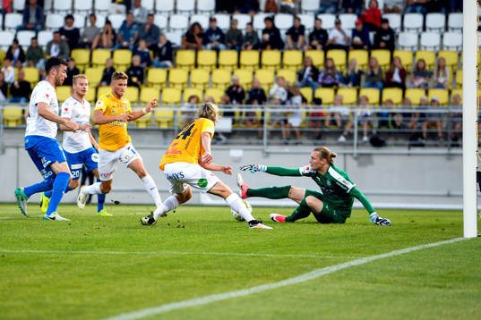 Falkenbergs Viktor Götesson har en bra chans men Värnamos