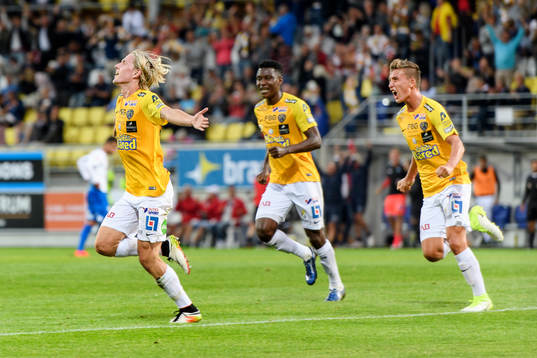 Falkenbergs Viktor Götesson (v) jublar