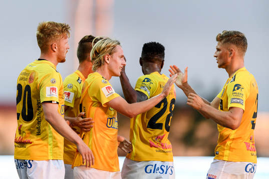 Falkenbergs Viktor Götesson (mitten) jublar med laget