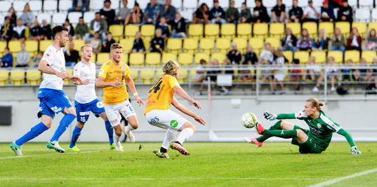 Falkenbergs Viktor Götesson har en bra chans men Värnamos