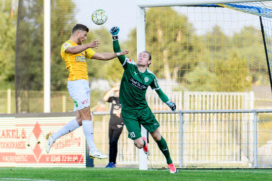 Värnamos målvakt Tobias Andersson räddar en straff och