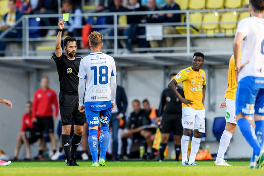 Domare Granit Maqedonci ger gult kort till Värnamos Simon