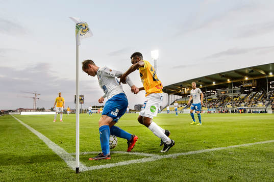 Värnamos Oscar Johansson och Falkenbergs Enock Kwakwa