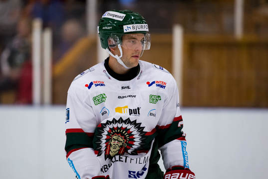 Frölundas Pathrik Westerholm på värmningen innan en