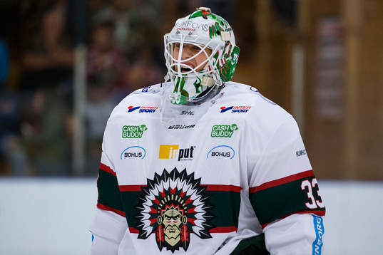 Frölundas målvakt Johan Mattsson på värmningen innan en