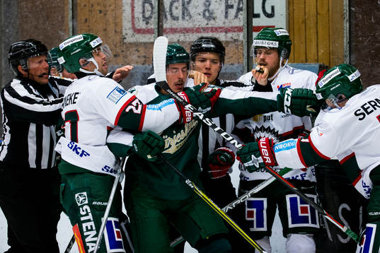 Stökigt i Färjestads zon mellan Färjestads Sebastian