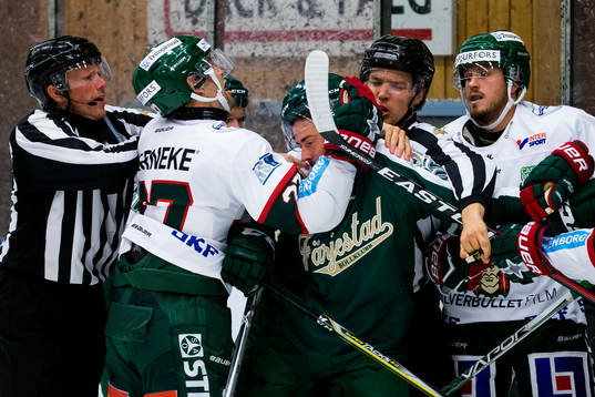 Stökigt i Färjestads zon mellan Färjestads Sebastian