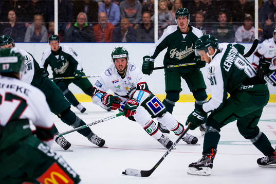 Frölundas Sebastian Stålberg mot Färjestads Theodor