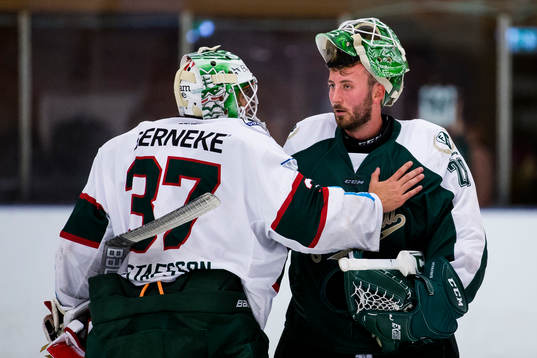 Frölundas målvakt Johan Gustafsson och Färjestads