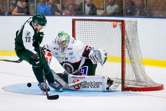 Frölundas målvakt Johan Gustafsson räddar ett skott